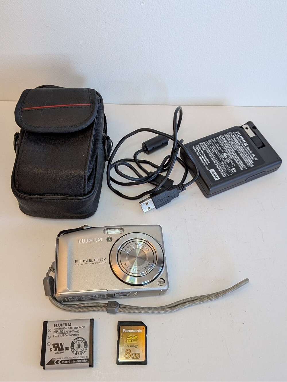 FUJIFILM FinePix F50fd Compact Digital Camera Black 12MP 3x Zoom SD card Charger